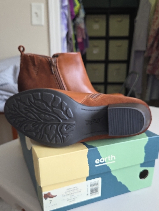 New Earth Tan Leather Side-Zip Ankle Booties Sz7 - Picture 4 of 6